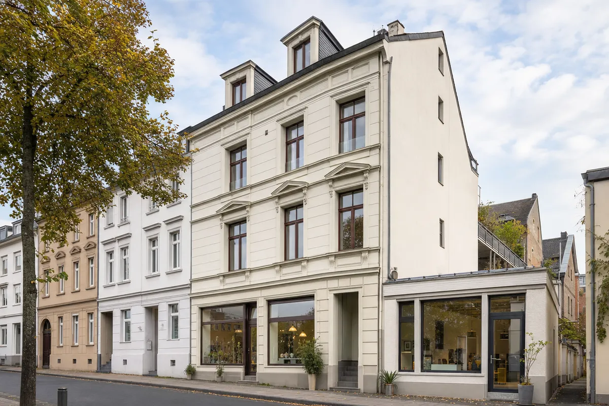 Mehrgeschossiges Gründerzeit-Wohnhaus mit angebautem, eingeschossigem Gewerbeteil, eine Mischform, wie es sie in der Bonner Nordstadt gibt