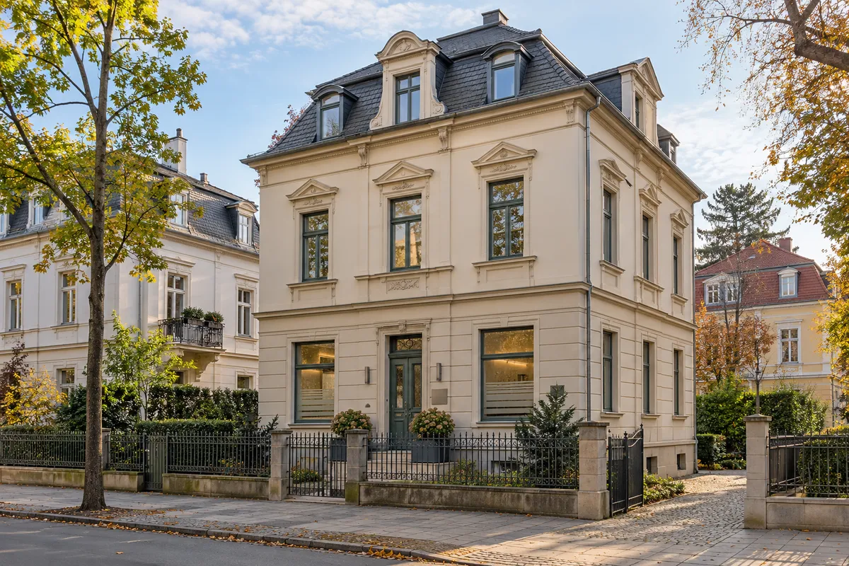 Frei stehendes, fast quadratisches, villenartiges Mietshaus, eine sogenannte Kaffeemühle, mit Praxis im Erdgeschoss, wie es Dresden-Striesen prägt