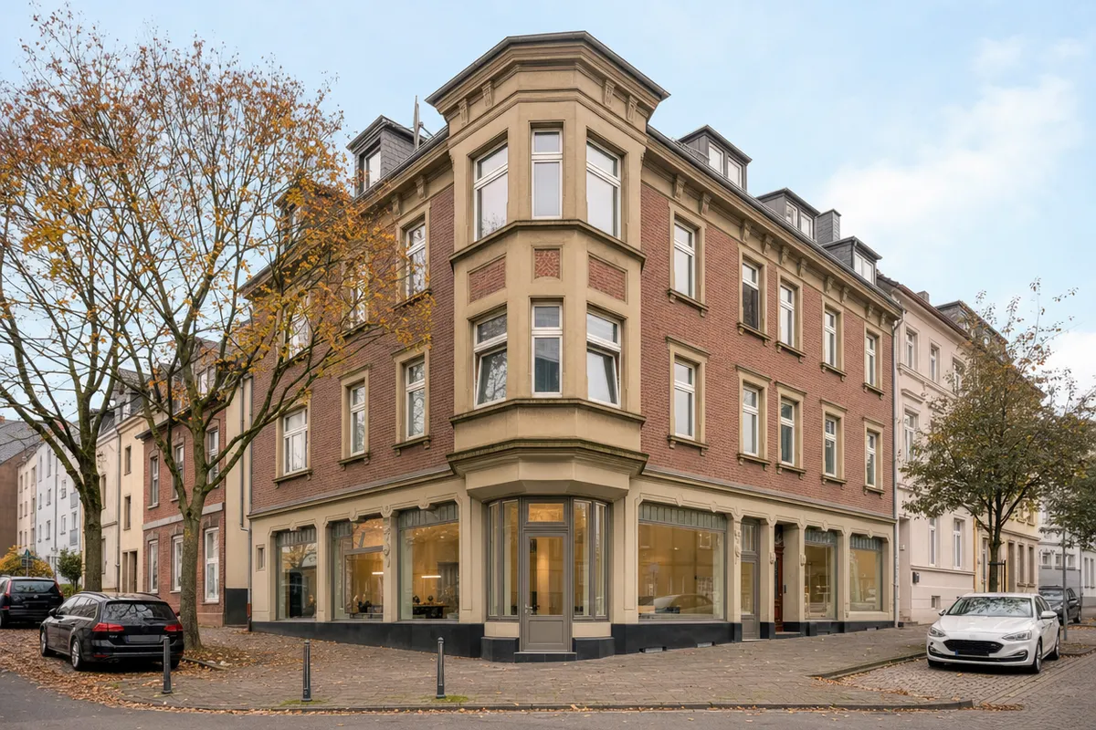 Backsteinbau der 1920er Jahre mit polygonalen Erkern, teils verputzter, teils ziegelverkleideter Fassade und Laden im Erdgeschoss, in Gelsenkirchen