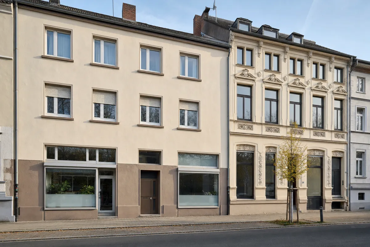 Schlichtes Wohnhaus aus dem Wiederaufbau der 1950er Jahre im Blockrand neben einem gründerzeitlichen Stuckhaus, typisch für die Krefelder Innenstadt